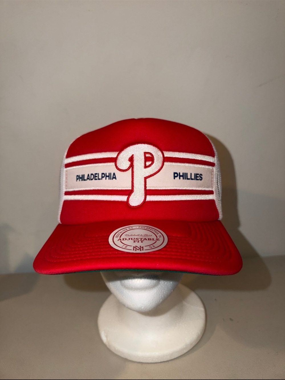 Philladelphia Phillies Mitchell & Mess Sideline Trucker Adjustable Hat (NWTS)